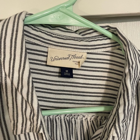 Universal Threads Button Up - Picture 2 of 3